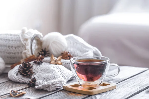 çay ve iplik örme oturma odasında ev Hobiler ahşap zemin için sonbahar kompozisyonu