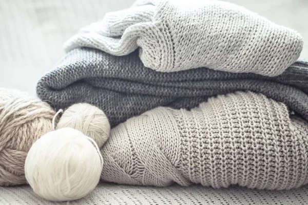 Ana sayfa Hobiler, rahat kanepe oturma odasında bir iplik yumağı ile kazak örme