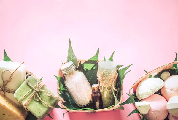 pembe bir arka plan, gevşeme ve vücut bakımı Spa kompozisyonu
