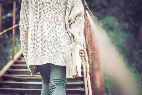 Ein Junges Mädchen Steht Mit Einem Buch Der Hand Auf — Stockfoto