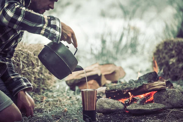 Das Konzept Den Kerl Auf Der Natur Des Feuers Mit — Stockfoto