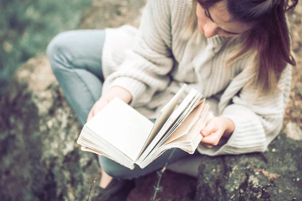 Junges Mädchen Warmen Pullover Liest Ein Buch Über Naturblick Von — Stockfoto