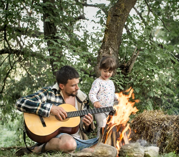Vater Familie Camping Spielt Gitarre Seine Tochter Der Natur Das — Stockfoto