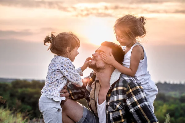 Feliz Familia Amorosa Papá Jugando Con Dos Hijas Lindas Aire —  Fotos de Stock