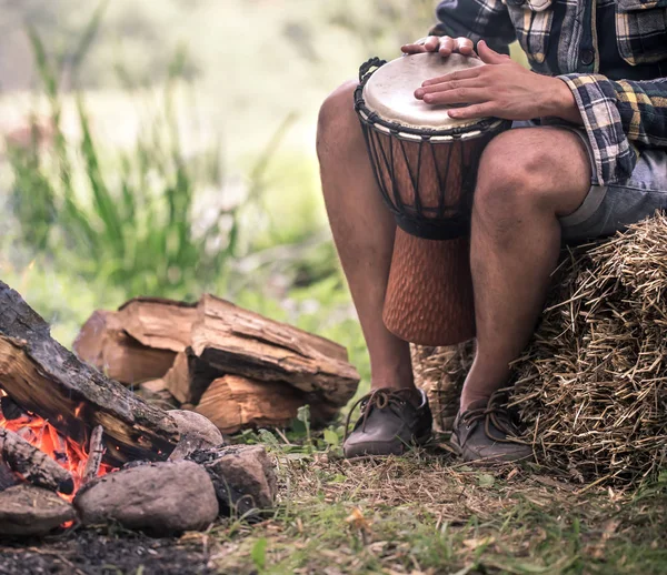 Das Konzept Den Kerl Auf Der Natur Des Feuers Mit — Stockfoto