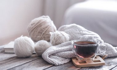 çay ve iplik örme oturma odasında ev Hobiler ahşap zemin için sonbahar kompozisyonu
