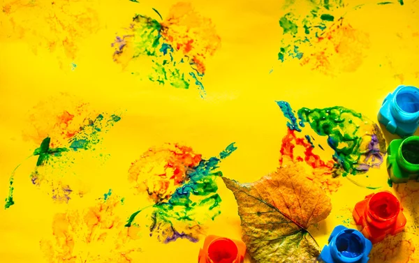 Dibujos Otoño Para Niños Con Pinturas Colores Sobre Fondo Amarillo —  Fotos de Stock