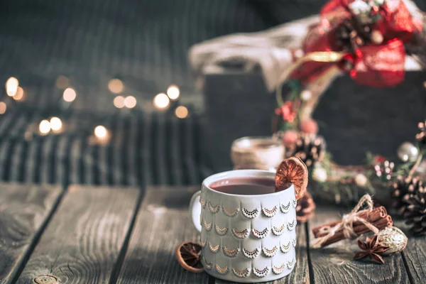 Glühwein Einer Schönen Tasse Auf Einem Hölzernen Hintergrund Mit Weihnachtsdekoration — Stockfoto
