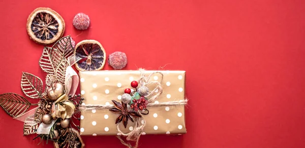 Concepto Navidad Caja Regalo Con Decoración Sobre Fondo Rojo Espacio — Foto de Stock