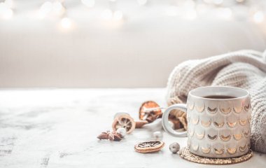 bir fincan ve kazak ışık şenlikli arka plan üzerinde rahat kış kompozisyonu