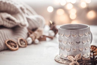 bir fincan ve kazak ışık şenlikli arka plan üzerinde rahat kış kompozisyonu