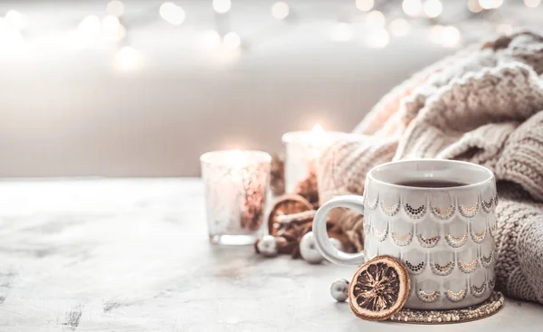 Gemütliche Winterkomposition Mit Tasse Und Pullover Auf Leichtem Festlichem Hintergrund — Stockfoto