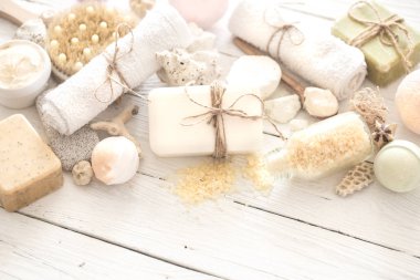 Hafif ahşap arka plan, sağlık ve güzellik kavramı üzerinde vücut bakımı için çeşitli nesnelerin Spa kompozisyon
