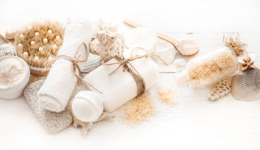 Hafif ahşap arka plan, sağlık ve güzellik kavramı üzerinde vücut bakımı için çeşitli nesnelerin Spa kompozisyon