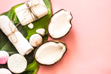 Pembe bir arka plan, sağlık ve güzellik kavramı üzerine Hindistan cevizi ile güzel Spa kompozisyon