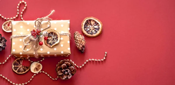 Concepto Navidad Caja Regalo Con Decoración Sobre Fondo Rojo Espacio — Foto de Stock