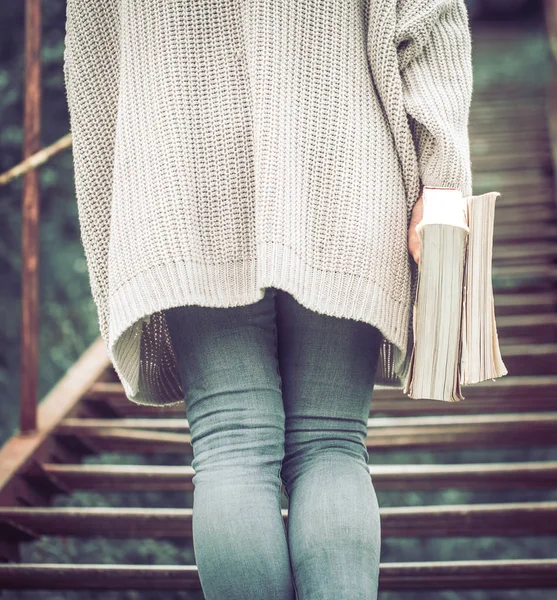 Ein Junges Mädchen Steht Mit Einem Buch Der Hand Auf — Stockfoto