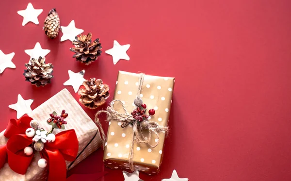 Conceito Natal Duas Caixas Presente Com Decoração Fundo Vermelho Espaço — Fotografia de Stock