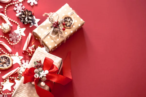 Concepto Navidad Dos Cajas Regalo Con Decoración Sobre Fondo Rojo —  Fotos de Stock