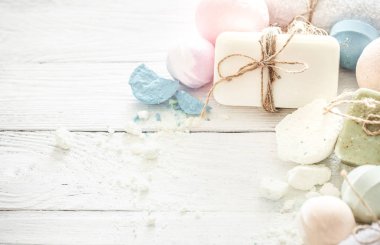 Hafif ahşap arka plan, sağlık ve güzellik kavramı üzerinde vücut bakımı için çeşitli nesnelerin Spa kompozisyon