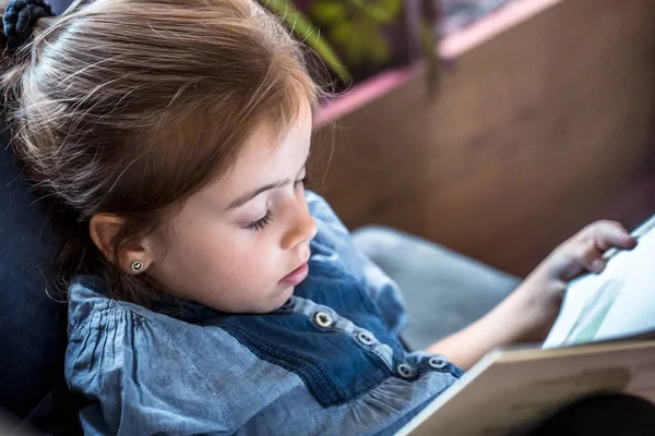 Kleines Schönes Mädchen Liest Ein Buch Wohnzimmer Auf Der Couch — Stockfoto