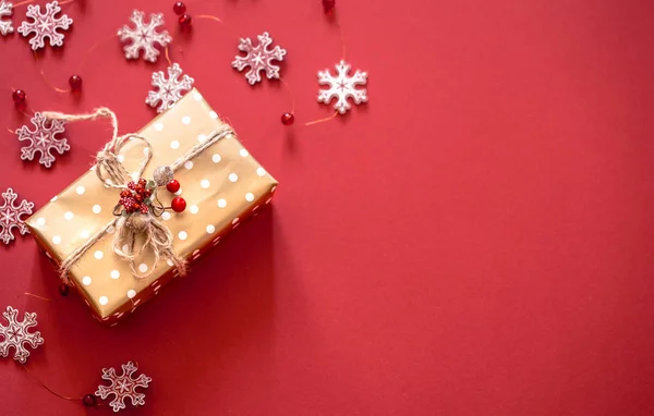 Conceito Natal Caixa Presente Com Decoração Fundo Vermelho Espaço Para — Fotografia de Stock