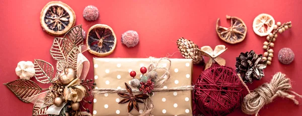 Conceito Natal Caixa Presente Com Decoração Fundo Vermelho Espaço Para — Fotografia de Stock