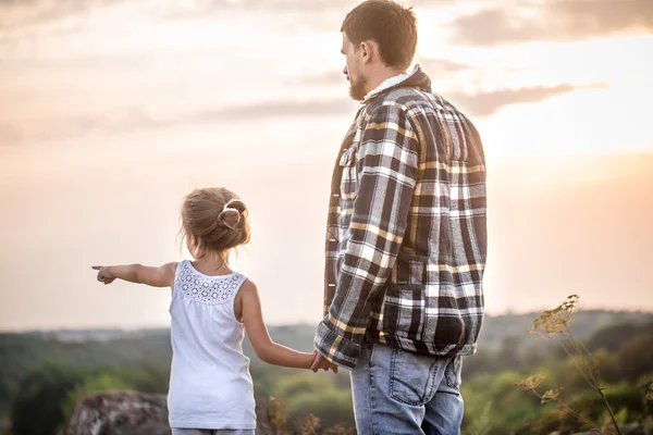 Padre Hija Caminando Naturaleza Atardecer Concepto Valores Familiares Relaciones Familiares — Foto de Stock