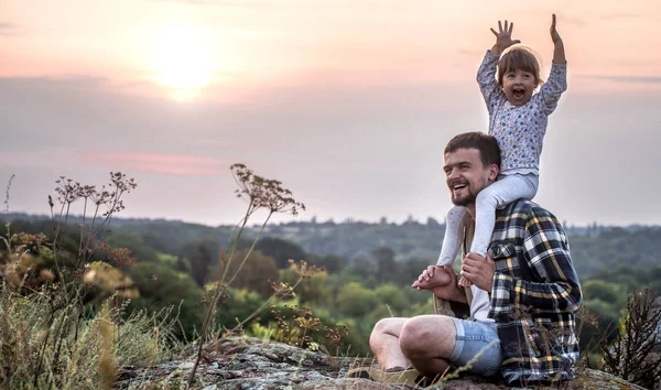 Feliz Familia Amorosa Papá Mantiene Pequeña Hija Sobre Sus Hombros — Foto de Stock