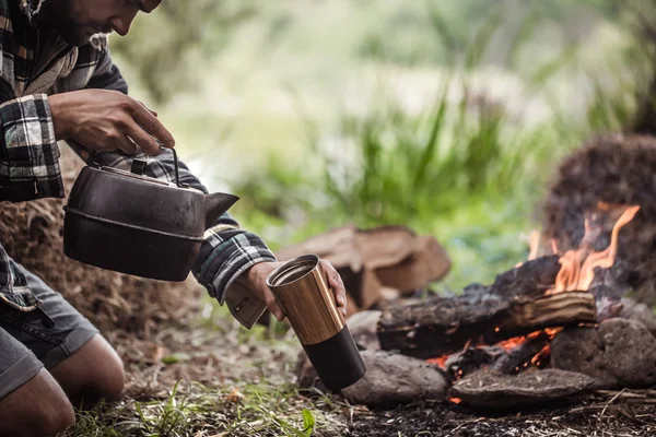 Das Konzept Den Kerl Auf Der Natur Des Feuers Mit — Stockfoto