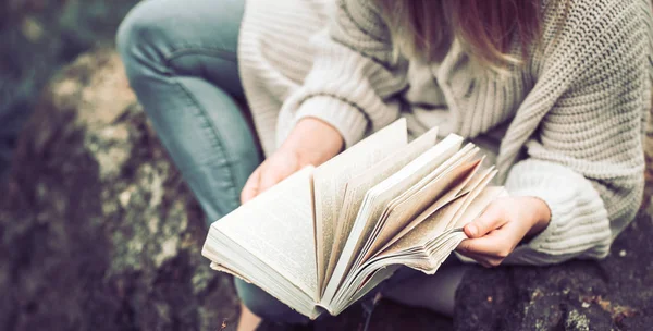 Νεαρό Κορίτσι Ένα Ζεστό Πουλόβερ Διαβάζει Ένα Βιβλίο Για Την — Φωτογραφία Αρχείου