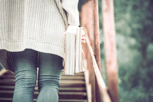 Egy Fiatal Lány Áll Lépcsőn Lépcsőházban Egy Könyvet Kezét Egy — Stock Fotó