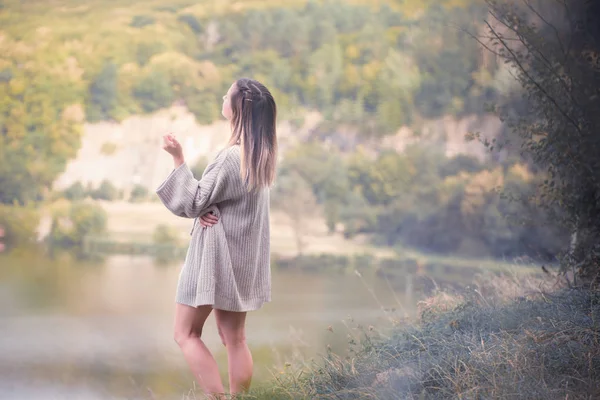 Junges Mädchen Einem Warmen Langen Pullover Auf Einem Naturhintergrund — Stockfoto