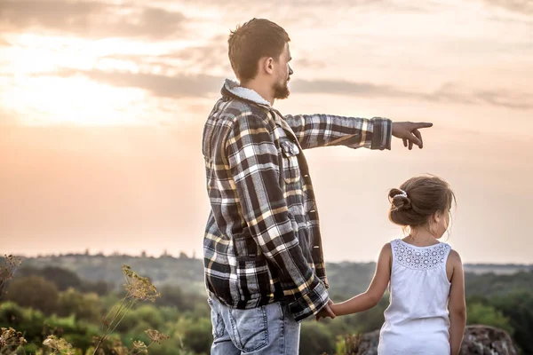 Padre Hija Caminando Naturaleza Atardecer Concepto Valores Familiares Relaciones Familiares — Foto de Stock