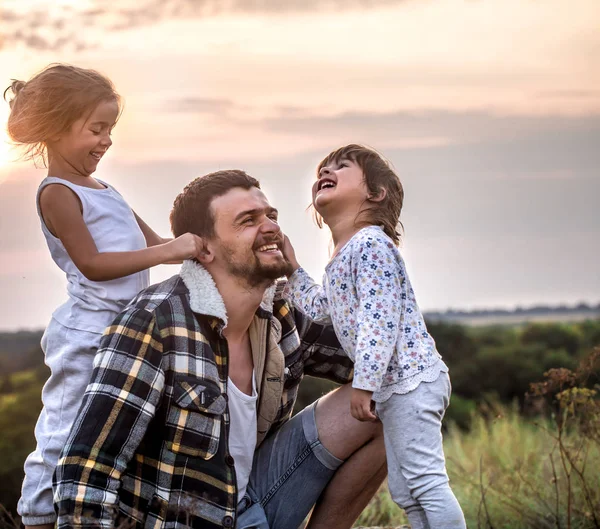 Feliz Familia Amorosa Papá Jugando Con Dos Hijas Lindas Aire —  Fotos de Stock