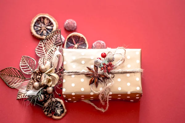 Concepto Navidad Caja Regalo Con Decoración Sobre Fondo Rojo Espacio —  Fotos de Stock