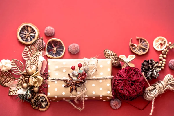 Concepto Navidad Caja Regalo Con Decoración Sobre Fondo Rojo Espacio —  Fotos de Stock