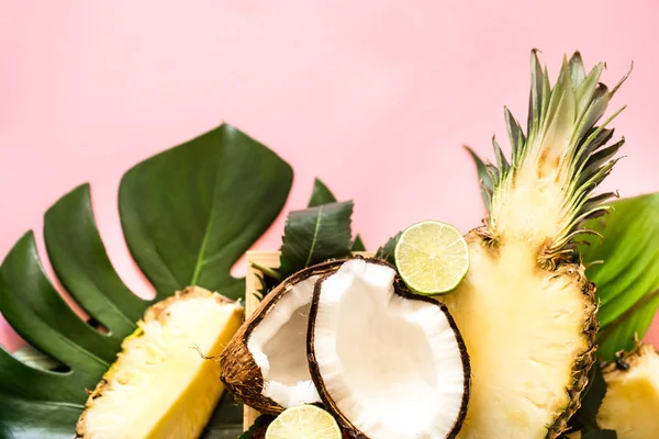 Belles Feuilles Tropicales Avec Des Fruits Sur Fond Rose Ananas — Photo