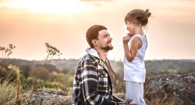 Baba ve kızı günbatımı kavram aile değerleri, doğada yürüyüş aile ilişkileri