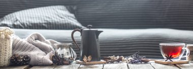 Natürmort rahat ve oturma odası ev dekorasyonu unsurları ile ahşap bir masa üzerinde bir demlik çay