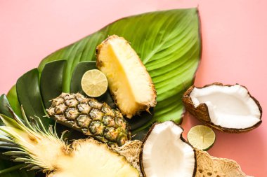 tropikal güzel yapraklarda meyve ile pembe arka plan, ananas, Hindistan cevizi, kireç