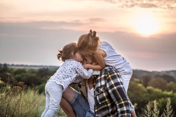 Feliz Familia Amorosa Papá Jugando Con Dos Hijas Lindas Aire —  Fotos de Stock