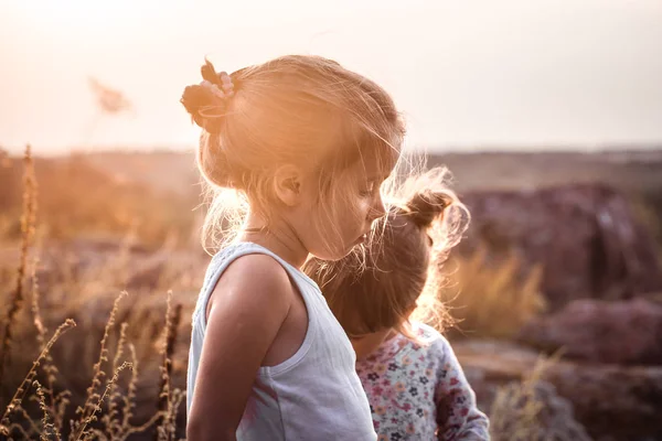 Zwei Süße Kleine Mädchen Auf Dem Feld Bei Sonnenuntergang Familien — Stockfoto