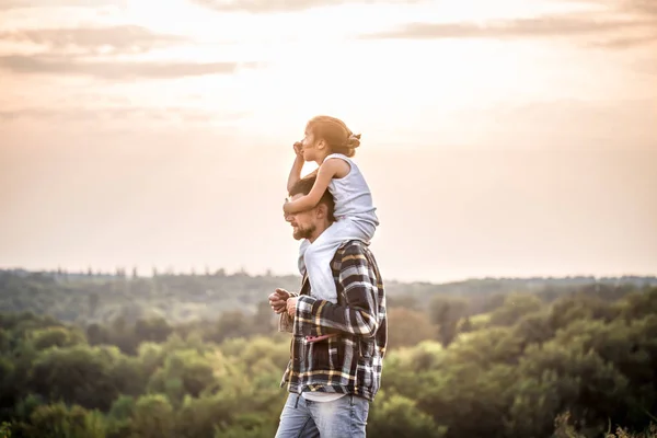 Papa Fille Marchant Dans Nature Coucher Soleil Concept Valeurs Familiales — Photo