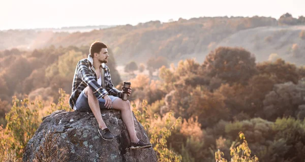 Ein Mann Der Bei Sonnenuntergang Mit Einer Thermoskanne Der Hand — Stockfoto