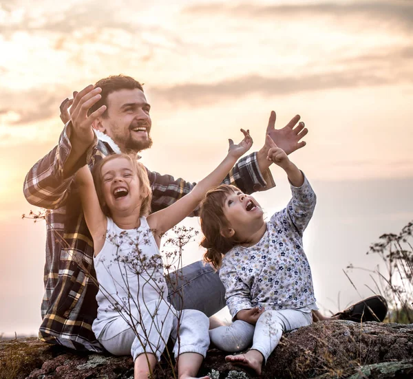 Feliz Familia Amorosa Papá Jugando Con Dos Hijas Lindas Atardecer —  Fotos de Stock