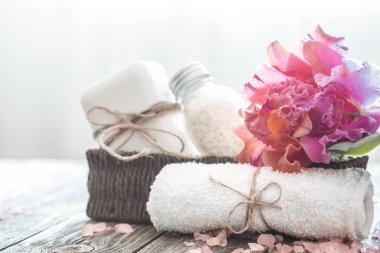 Tropikal bir orkide, vücut bakım anlayışı ile hafif bir arka plan üzerinde bir hasır spa maddelerinde standı