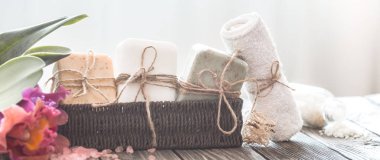 Tropikal bir orkide cins hafif bir arka plan, vücut bakım kavramı ile sabun hasır standında Spa kompozisyon