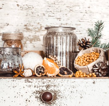 Natürmort portakal ve deniz cehri bir ahşap arka plan, mevsimlik vitaminler ve sağlıklı beslenme kavramı ile.