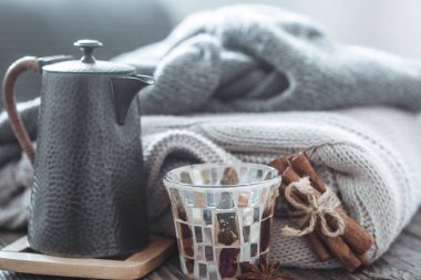 Natürmort ev dekor öğeleri, Çaydanlıklar ve bir bardak çay oturma odası iç, ev gibi konsept bir ahşap tablo
